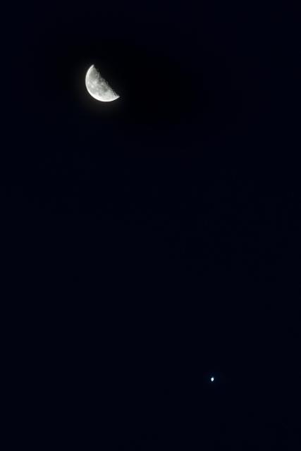 (251014) -- HARBIN, Oct. 14, 2025 (Xinhua) -- This photo taken on Oct. 14, 2025 shows the planet of Jupiter next to the moon in the sky over Jiayin County of Yichun City, northeast China's Heilongjiang Province. (Photo by Li Shaojun/Xinhua)