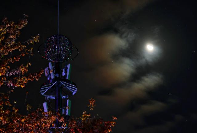 (251014) -- HARBIN, Oct. 14, 2025 (Xinhua) -- This photo taken on Oct. 14, 2025 shows the planet of Jupiter next to the moon in the sky over Tongjiang City, northeast China's Heilongjiang Province. (Photo by Liu Wanping/Xinhua)