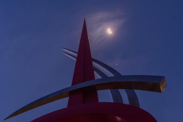 (251014) -- HARBIN, Oct. 14, 2025 (Xinhua) -- This photo taken on Oct. 14, 2025 shows the planet of Jupiter next to the moon in the sky over Qiqihar City, northeast China's Heilongjiang Province. (Photo by Wang Yonggang/Xinhua)