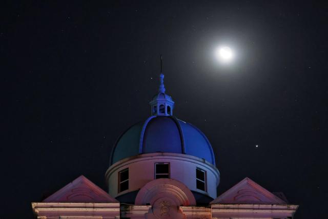(251014) -- HARBIN, Oct. 14, 2025 (Xinhua) -- This photo taken on Oct. 14, 2025 shows the planet of Jupiter next to the moon in the sky over Tongjiang City, northeast China's Heilongjiang Province. (Photo by Liu Wanping/Xinhua)