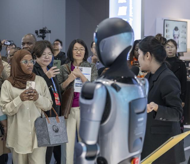 (251014) -- BEIJING, Oct. 14, 2025 (Xinhua) -- Representatives, who are in Beijing for the Global Leaders' Meeting on Women, learn about a humanoid robot at the Beijing World of Robots in Beijing, capital of China, Oct. 14, 2025. (Xinhua/Du Zixuan)