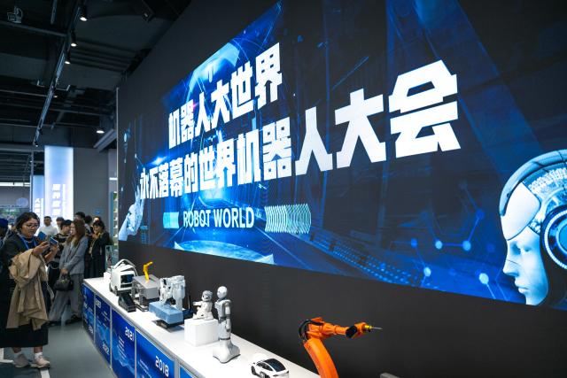 (251014) -- BEIJING, Oct. 14, 2025 (Xinhua) -- Representatives, who are in Beijing for the Global Leaders' Meeting on Women, visit the Beijing World of Robots in Beijing, capital of China, Oct. 14, 2025. (Xinhua/Du Zixuan)