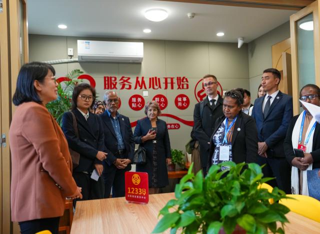 (251014) -- BEIJING, Oct. 14, 2025 (Xinhua) -- Representatives, who are in Beijing for the Global Leaders' Meeting on Women, visit a rights-safeguarding service center at a social service center for women and children in Shunyi District in Beijing, capital of China, Oct. 14, 2025. (Xinhua/Yan Linyun)