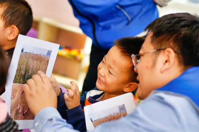 (251014) -- BEIJING, Oct. 14, 2025 (Xinhua) -- A child learns to identify grains under the guidance of a volunteer at a kindergarten in Tianjin, north China, on Oct. 14, 2025. Theme events have been carried out across China to mark World Food Day that falls on Oct. 16. (Photo by Du Penghui/Xinhua)