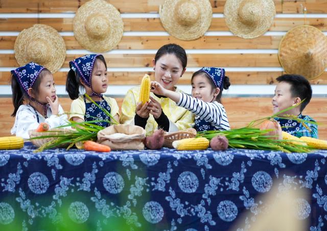 (251014) -- BEIJING, Oct. 14, 2025 (Xinhua) -- Children learn to identify grains under the guidance of a teacher at a primary school in Taizhou City, east China's Jiangsu Province, on Oct. 14, 2025. Theme events have been carried out across China to mark World Food Day that falls on Oct. 16. (Photo by Zhou Shegen/Xinhua)