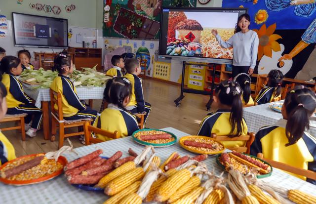 (251014) -- BEIJING, Oct. 14, 2025 (Xinhua) -- A teacher educates children on cherishing food at a kindergarten in Tangshan City, north China's Hebei Province, on Oct. 14, 2025. Theme events have been carried out across China to mark World Food Day that falls on Oct. 16. (Photo by Liu Mancang/Xinhua)