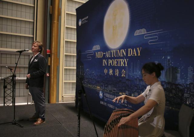 (251014) -- UNITED NATIONS, Oct. 14, 2025 (Xinhua) -- Jeff Crosby, an American artist long based in China's Yunnan Province, stages a Mandarin performance of Water Melody at the UN headquarters in New York, Oct. 13, 2025. The 2025 "Mid-Autumn Day in Poetry" celebration lit up the United Nations (UN) Headquarters with the spirit of reunion, harmony and cultural exchange on Monday night. (Xinhua/Zhang Fengguo)