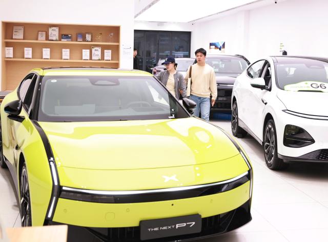(251014) -- BEIJING, Oct. 14, 2025 (Xinhua) -- Customers view new energy vehicles at a shopping mall in Wuchang District of Wuhan City, central China's Hubei Province, on Oct. 14, 2025. China's new energy vehicle (NEV) sector maintained strong momentum in production and sales in the first nine months of the year, according to industry data released Tuesday.
   NEV production jumped 35.2 percent year on year to 11.24 million units during the first three quarters, as reported by China Association of Automobile Manufacturers (CAAM).
   Sales during the same period climbed 34.9 percent year on year to nearly 11.23 million units, accounting for 46.1 percent of total vehicle sales in China, CAAM data showed. (Photo by Zhao Jun/Xinhua)