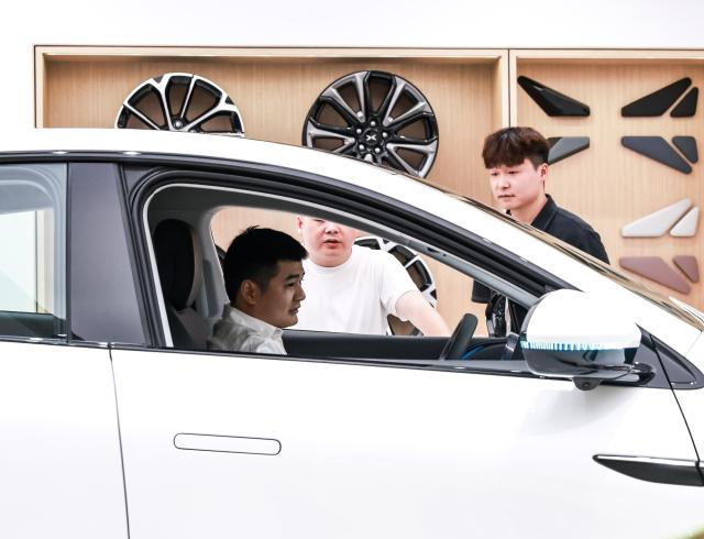 (251014) -- BEIJING, Oct. 14, 2025 (Xinhua) -- A salesperson introduces performance of a new energy vehicle to customers at a shopping mall in Wuchang District of Wuhan City, central China's Hubei Province, on Oct. 14, 2025. China's new energy vehicle (NEV) sector maintained strong momentum in production and sales in the first nine months of the year, according to industry data released Tuesday.
   NEV production jumped 35.2 percent year on year to 11.24 million units during the first three quarters, as reported by China Association of Automobile Manufacturers (CAAM).
   Sales during the same period climbed 34.9 percent year on year to nearly 11.23 million units, accounting for 46.1 percent of total vehicle sales in China, CAAM data showed. (Photo by Zhao Jun/Xinhua)