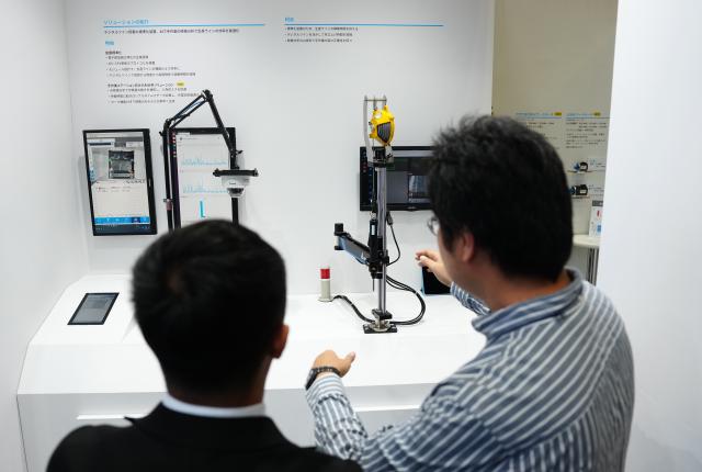 (251014) -- CHIBA, Oct. 14, 2025 (Xinhua) -- People communicate at the Combined Exhibition of Advanced Technologies (CEATEC) 2025 in Chiba Prefecture, Japan, on Oct. 14, 2025. The CEATEC 2025 kicked off here on Tuesday. (Xinhua/Jia Haocheng)