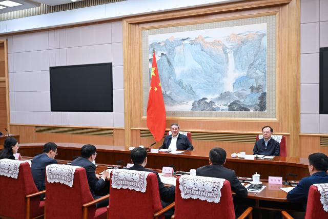 (251014) -- BEIJING, Oct. 14, 2025 (Xinhua) -- Chinese Premier Li Qiang, also a member of the Standing Committee of the Political Bureau of the Communist Party of China (CPC) Central Committee, presides over a symposium on the economic situation, and listens to opinions and suggestions from experts and entrepreneurs on the country's economy and relevant work, Oct. 14, 2025. (Xinhua/Rao Aimin)