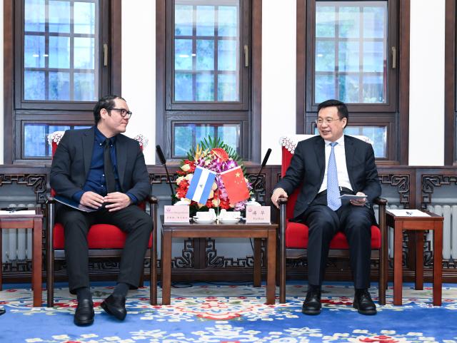 (251014) -- BEIJING, Oct. 14, 2025 (Xinhua) -- President of Xinhua News Agency Fu Hua meets with Maurice Ortega Murillo, director of Nicaragua's Channel 13, in Beijing, capital of China, on Oct. 14, 2025. (Xinhua/Li Xiang)
