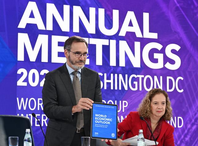 (251014) -- WASHINGTON, Oct. 14, 2025 (Xinhua) -- The International Monetary Fund (IMF) chief economist Pierre-Olivier Gourinchas (L) presents the latest World Economic Outlook at a press briefing of in Washington, D.C., the United States, Oct. 14, 2025. IMF on Tuesday raised its global economic growth for 2025 to 3.2 percent, 0.2 percentage point higher than the July forecast, the latest World Economic Outlook report said. (Xinhua/Li Rui)