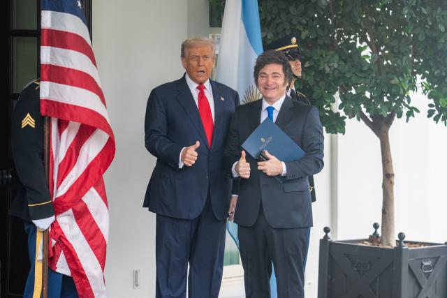 (251014) -- WASHINGTON, Oct. 14, 2025 (Xinhua) -- U.S. President Donald Trump (L) welcomes Argentine President Javier Milei at the White House in Washington, D.C, the United States, Oct. 14, 2025. (Xinhua/Hu Yousong)