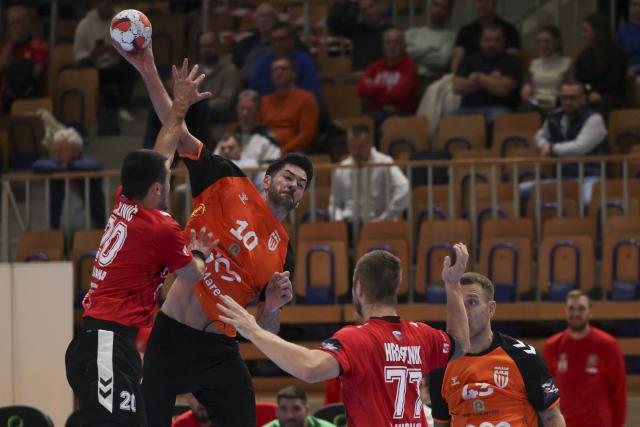 (251015) -- LJUBLJANA, Oct. 15, 2025 (Xinhua) -- Stefan Gabriel Cumpanici (2nd L) of CS Minau Baia Mare shoots at the goal during the EHF Champions League Men 2025/26 match between RD LL Slovan and CS Minau Baia Mare in Ljubljana, Slovenia, Oct. 14, 2025. (Photo by Zeljko Stevanic/Xinhua)