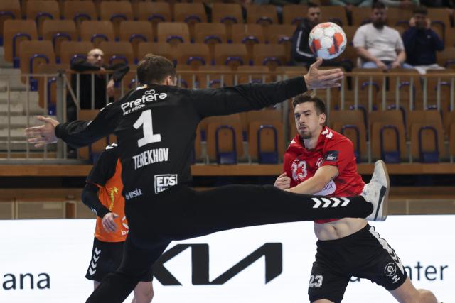 (251015) -- LJUBLJANA, Oct. 15, 2025 (Xinhua) -- Tadej Kljun (R) of RD LL Slovan shoots at the goal during the EHF Champions League Men 2025/26 match between RD LL Slovan and CS Minau Baia Mare in Ljubljana, Slovenia, Oct. 14, 2025. (Photo by Zeljko Stevanic/Xinhua)