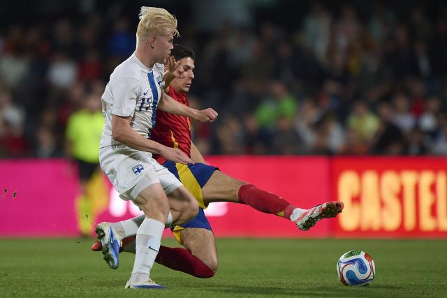 (251015) -- CASTELLON, Oct. 15, 2025 (Xinhua) -- Simo (R) of Spain vies with Otto Ruoppi of Finland during the 2027 UEFA U-21 Qualifiers football match between Spain and Finland at SkyFi Castalia Stadium in Castellon, Spain, on Oct. 14, 2025. (Photo by Pablo Morano/Xinhua)