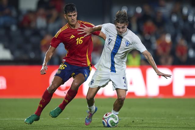 (251015) -- CASTELLON, Oct. 15, 2025 (Xinhua) -- Chema Andres (L) of Spain vies with Juho Talvitie of Finland during the 2027 UEFA U-21 Qualifiers football match between Spain and Finland at SkyFi Castalia Stadium in Castellon, Spain, on Oct. 14, 2025. (Photo by Pablo Morano/Xinhua)
