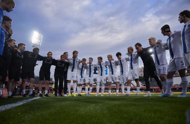 (251015) -- CASTELLON, Oct. 15, 2025 (Xinhua) -- Team Finland gather in a hudle before the 2027 UEFA U-21 Qualifiers football match between Spain and Finland at SkyFi Castalia Stadium in Castellon, Spain, on Oct. 14, 2025. (Photo by Pablo Morano/Xinhua)
