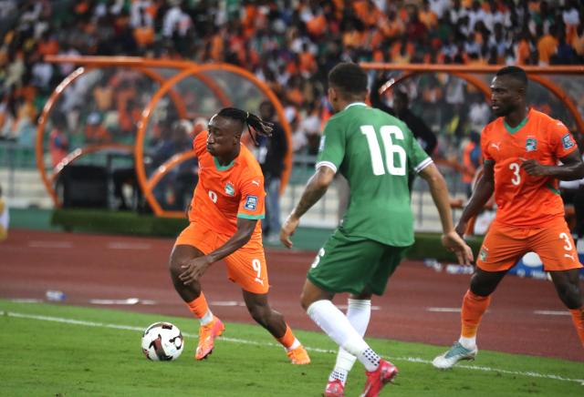 (251015) -- ABIDJAN, Oct. 15, 2025 (Xinhua) -- Yan Diomande (L) of Cote d'Ivoire vies for the ball during the FIFA World Cup 2026 CAF Qualifiers Group F match between Cote d'Ivoire and Kenya in Abidjan, Cote d'Ivoire, Oct. 14, 2025. (Photo by Yvan Sonh/Xinhua)