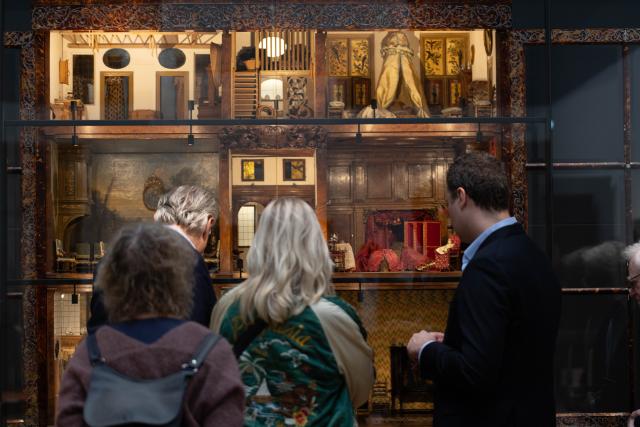 (251015) -- AMSTERDAM, Oct. 15, 2025 (Xinhua) -- Visitors view a doll house from Petronella Oortman during the media preview of the exhibition "At Home in the 17th Century" at the Rijksmuseum in Amsterdam, the Netherlands, Oct. 14, 2025. The exhibition, which showcases the lives of people in the Netherlands in the 17th century, will be open to the public from Oct. 17, 2025 to Jan. 11, 2026. (Photo by Sylvia Lederer/Xinhua)