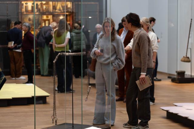 (251015) -- AMSTERDAM, Oct. 15, 2025 (Xinhua) -- Visitors view exhibits during the media preview of the exhibition "At Home in the 17th Century" at the Rijksmuseum in Amsterdam, the Netherlands, Oct. 14, 2025. The exhibition, which showcases the lives of people in the Netherlands in the 17th century, will be open to the public from Oct. 17, 2025 to Jan. 11, 2026. (Photo by Sylvia Lederer/Xinhua)