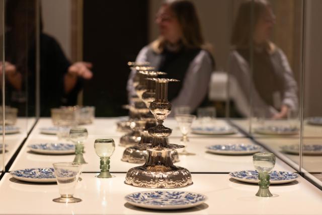 (251015) -- AMSTERDAM, Oct. 15, 2025 (Xinhua) -- Visitors view exhibits during the media preview of the exhibition "At Home in the 17th Century" at the Rijksmuseum in Amsterdam, the Netherlands, Oct. 14, 2025. The exhibition, which showcases the lives of people in the Netherlands in the 17th century, will be open to the public from Oct. 17, 2025 to Jan. 11, 2026. (Photo by Sylvia Lederer/Xinhua)