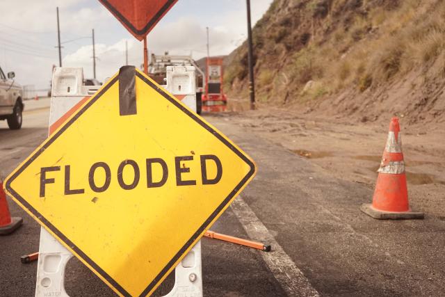 (251015) -- CALIFORNIA, Oct. 15, 2025 (Xinhua) -- This photo taken on Oct. 14, 2025 shows a flooded road near Malibu in Los Angeles County, California, the United States.
  Severe thunderstorms swept across large parts of southwest California on Tuesday, bringing heavy rain, flash flooding and debris flow risks to the region.
   The U.S. National Weather Service issued warnings for strong thunderstorms affecting Los Angeles County and surrounding areas. (Photo by Zeng Hui/Xinhua)
