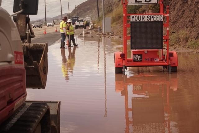 (251015) -- CALIFORNIA, Oct. 15, 2025 (Xinhua) -- Workers clear a flooded road near Malibu in Los Angeles County, California, the United States, Oct. 14, 2025.
  Severe thunderstorms swept across large parts of southwest California on Tuesday, bringing heavy rain, flash flooding and debris flow risks to the region.
   The U.S. National Weather Service issued warnings for strong thunderstorms affecting Los Angeles County and surrounding areas. (Photo by Zeng Hui/Xinhua)