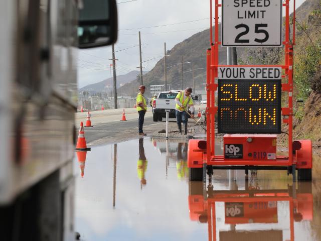 (251015) -- CALIFORNIA, Oct. 15, 2025 (Xinhua) -- Workers clear a flooded road near Malibu in Los Angeles County, California, the United States, Oct. 14, 2025.
  Severe thunderstorms swept across large parts of southwest California on Tuesday, bringing heavy rain, flash flooding and debris flow risks to the region.
   The U.S. National Weather Service issued warnings for strong thunderstorms affecting Los Angeles County and surrounding areas. (Photo by Qiu Chen/Xinhua)