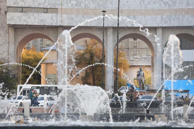 (251015) -- BISHKEK, Oct. 15, 2025 (Xinhua) -- People enjoy their time at downtown of Bishkek, Kyrgyzstan, Oct. 14, 2025. (Photo by Roman Gainanov/Xinhua)
