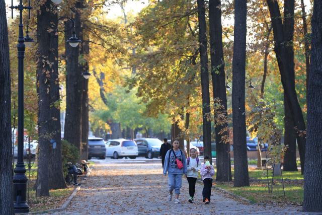 (251015) -- BISHKEK, Oct. 15, 2025 (Xinhua) -- People enjoy their time at a park in Bishkek, Kyrgyzstan, Oct. 14, 2025. (Photo by Roman Gainanov/Xinhua)