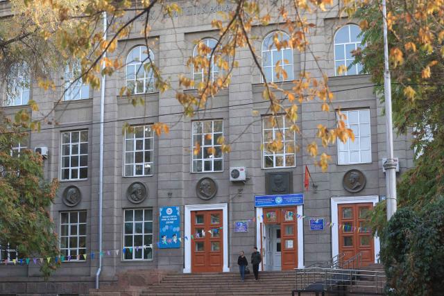 (251015) -- BISHKEK, Oct. 15, 2025 (Xinhua) -- People walk out of a library for children and teenagers in Bishkek, Kyrgyzstan, Oct. 14, 2025. (Photo by Roman Gainanov/Xinhua)