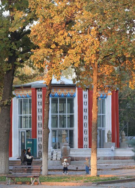 (251015) -- BISHKEK, Oct. 15, 2025 (Xinhua) -- People enjoy their time at a park in Bishkek, Kyrgyzstan, Oct. 14, 2025. (Photo by Roman Gainanov/Xinhua)