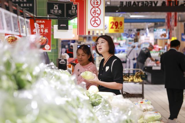 (251015) -- BEIJING, Oct. 15, 2025 (Xinhua) -- Customers select vegetable at a supermarket in Taixing City, east China's Jiangsu Province, Oct. 15, 2025.
  China's consumer prices showed further signs of stabilization in September, as core inflation reached its highest level in 19 months, underscoring a gradual strengthening in domestic demand.
  The headline CPI also showed a positive trend -- logging a 0.1 percent month-on-month increase from a flat August and narrowing its year-on-year decline to 0.3 percent, compared with a 0.4 percent drop in August. (Photo by Gu Jihong/Xinhua)