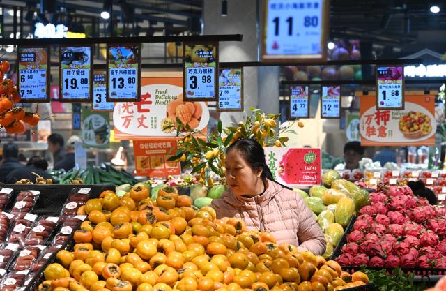 (251015) -- BEIJING, Oct. 15, 2025 (Xinhua) -- A customer selects fruits at a supermarket in Handan City, north China's Hebei Province, Oct. 15, 2025.
  China's consumer prices showed further signs of stabilization in September, as core inflation reached its highest level in 19 months, underscoring a gradual strengthening in domestic demand.
  The headline CPI also showed a positive trend -- logging a 0.1 percent month-on-month increase from a flat August and narrowing its year-on-year decline to 0.3 percent, compared with a 0.4 percent drop in August. (Photo by Hao Qunying/Xinhua)