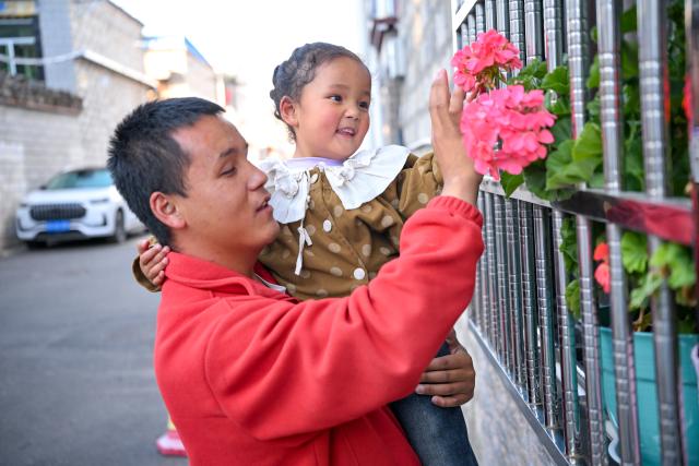 (251015) -- LHASA, Oct. 15, 2025 (Xinhua) -- Tawa Tsering plays with his daughter in Lhasa, southwest China's Xizang Autonomous Region, Oct. 10, 2025. Twenty-six-year-old Tawa Tsering is a musician of band "Kardag Garbo," the first band in Xizang composed of visually impaired members. The band was established in 2014 and its name means pure white Khata, a ceremonial white scarf symbolizing goodwill and blessings. 
   In 2019, Tawa Tsering joined the band and began to learn playing flute and Yangqin. In addition to performing, he handles the band's daily affairs, such as arranging performances, exploring business collaborations, and booking performance venues.
   Music opened a vast world for Tawa Tsering and also led him to love. He married Bumchok, sister of the band's founder, and is now father of two children.
   "If life is entirely wasted just because of a physical disability, it would be the greatest regret," this is the shared belief of the members of the band. Every summer, they tour villages and towns to stage performances. "We hold performances every year to encourage people like us through concrete actions," said Tawa Tsering. (Xinhua/Zhang Cheng)