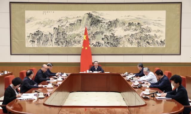 (251015) -- BEIJING, Oct. 15, 2025 (Xinhua) -- Chinese Premier Li Qiang presides over a State Council study session on Oct. 15, 2025. Li on Wednesday urged efforts to accelerate the reform and innovation in standardization work, aiming to promote the quality upgrading in the real economy and strengthen the endogenous momentum for high-quality development. (Xinhua/Huang Jingwen)