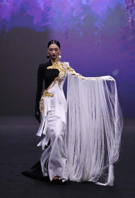 (251015) -- SHANGHAI, Oct. 15, 2025 (Xinhua) -- A model presents a creation of the Heaven Gaia during the 2026 Spring/Summer Shanghai Fashion Week in east China's Shanghai, Oct. 15, 2025. (Xinhua/Fang Zhe)