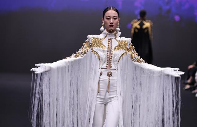 (251015) -- SHANGHAI, Oct. 15, 2025 (Xinhua) -- A model presents a creation of the Heaven Gaia during the 2026 Spring/Summer Shanghai Fashion Week in east China's Shanghai, Oct. 15, 2025. (Xinhua/Fang Zhe)