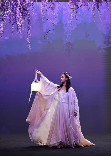 (251015) -- SHANGHAI, Oct. 15, 2025 (Xinhua) -- A model presents a creation of the Heaven Gaia during the 2026 Spring/Summer Shanghai Fashion Week in east China's Shanghai, Oct. 15, 2025. (Xinhua/Fang Zhe)