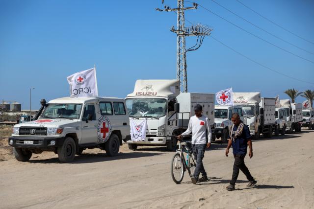 (251015) -- GAZA, Oct. 15, 2025 (Xinhua) -- Vehicles carrying the bodies of Palestinians handed over from Israel to the International Committee of the Red Cross (ICRC), are seen near Nasser Hospital in the southern Gaza Strip city of Khan Younis, Oct. 15, 2025. (Photo by Rizek Abdeljawad/Xinhua)