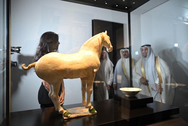 (251015) -- KUWAIT CITY, Oct. 15, 2025 (Xinhua) -- People visit the exhibition in Kuwait City, Kuwait, Oct. 15, 2025. The Chinese art exhibition "Distant and Close" opened on Wednesday at Kuwait's Dar al-Athar al-Islamiyyah, or House of Islamic Antiquities, a major public museum in Kuwait City. The exhibition, running through 2026, showcases the historical and cultural ties between China and Kuwait. (Photo by Asad/Xinhua)