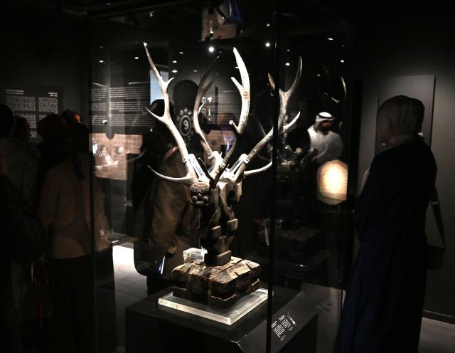 (251015) -- KUWAIT CITY, Oct. 15, 2025 (Xinhua) -- People visit the exhibition in Kuwait City, Kuwait, Oct. 15, 2025. The Chinese art exhibition "Distant and Close" opened on Wednesday at Kuwait's Dar al-Athar al-Islamiyyah, or House of Islamic Antiquities, a major public museum in Kuwait City. The exhibition, running through 2026, showcases the historical and cultural ties between China and Kuwait. (Photo by Asad/Xinhua)