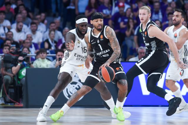 (251016) -- MADRID, Oct. 16, 2025 (Xinhua) -- Usman Garuba (1st L) of Real Madrid vies with Carlik Jones of Partizan (2nd L) during the Euroleague basketball match between Real Madrid and Partizan in Madrid, Spain, Oct. 15, 2025. (Photo by Gustavo Valiente/Xinhua)