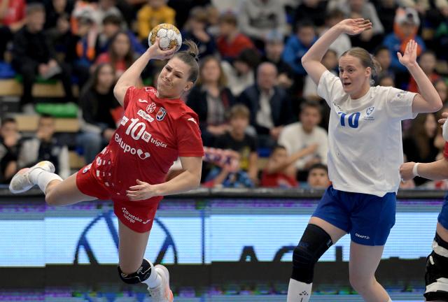 (251016) -- SISAK, Oct. 16, 2025 (Xinhua) -- Dejana Milosavljevic (L) of Croatia vies against Emma Aarnio of Finland during the Women's EHF Euro 2026 Qualifier group 1 Round 1 match between Croatia and Finland in Sisak, Croatia on Oct. 15, 2025. (Photo by Igor Soban/PIXSELL via Xinhua)