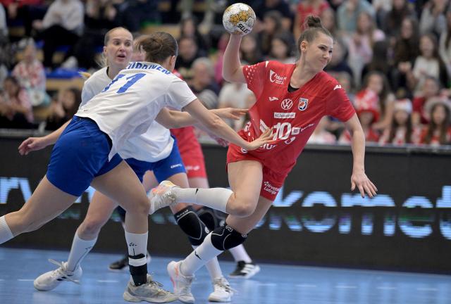 (251016) -- SISAK, Oct. 16, 2025 (Xinhua) -- Dejana Milosavljevic (R) of Croatia shoots the ball during the Women's EHF Euro 2026 Qualifier group 1 Round 1 match between Croatia and Finland in Sisak, Croatia on Oct. 15, 2025. (Photo by Igor Soban/PIXSELL via Xinhua)