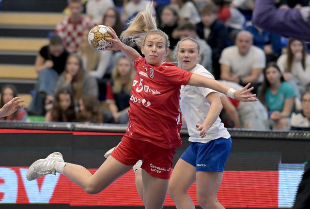 (251016) -- SISAK, Oct. 16, 2025 (Xinhua) -- Iva Zrilic (L) of Croatia shoots the ball during the Women's EHF Euro 2026 Qualifier group 1 Round 1 match between Croatia and Finland in Sisak, Croatia on Oct. 15, 2025. (Photo by Igor Soban/PIXSELL via Xinhua)