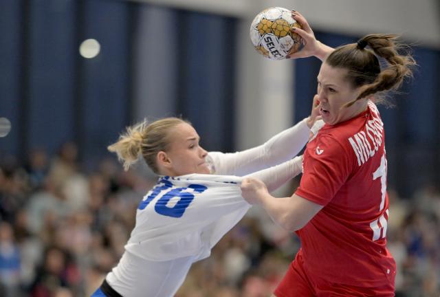 (251016) -- SISAK, Oct. 16, 2025 (Xinhua) -- Dejana Milosavljevic (R) of Croatia vies against Ellen Voutilainen of Finland during the Women's EHF Euro 2026 Qualifier group 1 Round 1 match between Croatia and Finland in Sisak, Croatia on Oct. 15, 2025. (Photo by Igor Soban/PIXSELL via Xinhua)