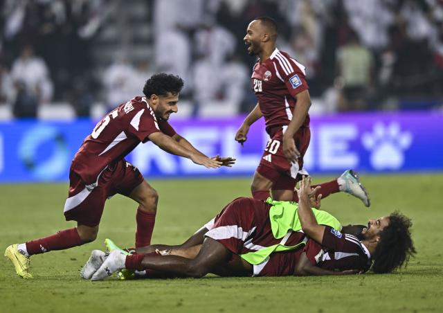 (251016) -- BEIJING, Oct. 16, 2025 (Xinhua) -- Players of Qatar celebrate after the FIFA World Cup 2026 AFC Asian Qualifiers group A playoffs match between Qatar and United Arab Emirates in Doha, Qatar, Oct. 14, 2025. (Photo by Nikku/Xinhua)